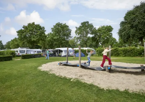 Kampeerplaats Comfort met speelelement 105