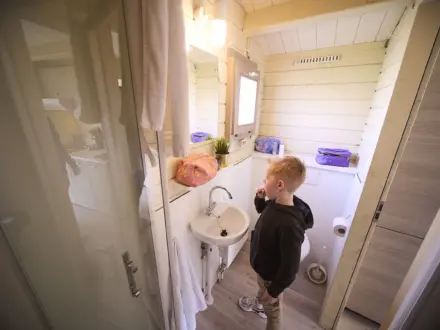 Simple Camp met douche Binnen 5